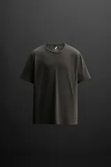 Camiseta deportiva gris oscuro de tejido técnico, ligero y elástico. Tiene cuello redondo, mangas cortas, costuras planas y logo estampado.