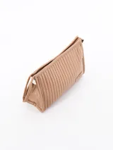 Necessaire de color tostado con paneles acolchados y zipper superior.