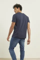 Remera celeste de algodón con escote en V y logo de ancla en relieve.