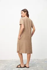 Vestido color beige de lino, corte recto, con cuello en V y mangas cortas.