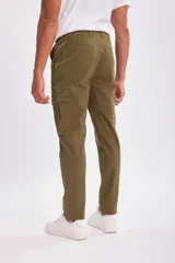 Pantalón cargo verde militar con bolsillos laterales y corte recto.
