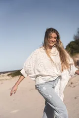 Camisa blanca de broderie con cuello clásico, manga corta y corte holgado.
