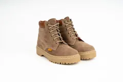 Bota acordonada de cuero color arena con suela track color beige.