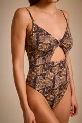 Malla entera con estampado geométrico en tonos beige y marrón, con breteles finos y abertura en el abdomen.