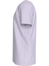 Remera lila de manga corta con cuello redondo y logo estampado en el pecho.