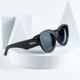 Lentes de sol negros con protección UV400 y estuche plegable.