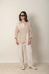 Camisa italiana color beige, de algodón con broderie y apliques calados con lurex, de corte holgado y mangas 3/4.