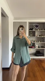 Camisa celeste de muselina con cuello clásico, abotonada y mangas 3/4 con trabilla.