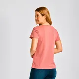 Remera negra de manga corta con cuello redondo y logo metálico de CAT estampado en el pecho.