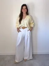 Pantalón italiano tipo wide leg, confeccionado en tela liviana y fresca, color beige. Viene con bolsillos laterales, elástico en la cintura para mayor comodidad y cinto de yute elastizado incluido.