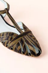 Sandalias cangrejeras con estampado animal print, corte artesanal y suela de cuero.