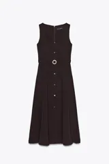 Vestido midi color marrón oscuro, sin mangas, con escote cuadrado, detalle de botones frontales y cinturón elástico con hebilla dorada.