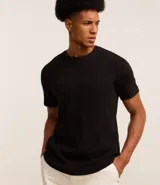 Remera verde oscuro de corte slim, cuello redondo y manga corta. Confeccionada en algodón texturizado.