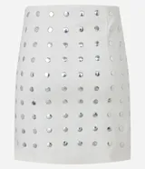 Pollera corta ajustada de bengalina color blanco, con tachuelas metálicas aplicadas en forma de puntos.