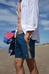 Short de baño color bordó con cintura elastizada y cordón ajustable.