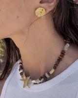 Collar de alpaca con cuentas de labradorita, jaspe rojo y cuarzo lima. Incluye una estrella de mar realizada a mano y una perla de río natural.