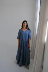 Vestido largo celeste de jean con mangas 3/4 y escote en V.