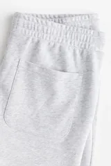 Short gris de felpa liviana de mezcla de algodón, con cintura elástica, cordón de ajuste, bolsillos al bies y bolsillo trasero.