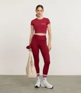 Legging deportiva femenina color rojo oscuro (similar al vino o borgoña), de microfibra con compresión alta y cintura alta.
