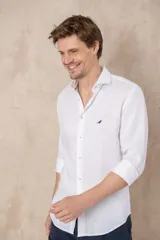 Camisa de manga larga color beige confeccionada 100% en lino, con cuello Hudson y corte slim fit.