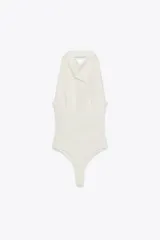 Body blanco de cuello halter drapeado con espalda descubierta y cierre inferior con botones a presión.