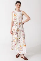 Vestido largo de popelina con estampado floral, cuello redondo, corte semi halter y lazos frontales para atar.