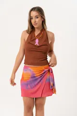 Minifalda multicolor con estampado abstracto en tonos rosa, naranja y violeta, con nudo lateral.