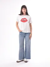 Remera rosa con estampado de labios rojos y texto con tipografía retro.