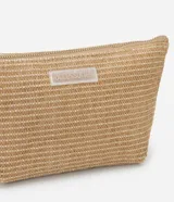 Neceser pequeño en formato trapecio con textura de ráfia, cierre de cremallera y parche con detalle embossed.
