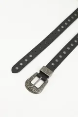 Cinto negro de cuero con tachas metálicas plateadas y hebilla labrada estilo western.