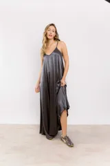 Vestido largo de satén color gris oscuro, con breteles finos y escote en V.