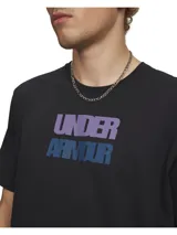 Remera deportiva Under Armour de manga corta, color negro, con el logo de la marca estampado en el pecho en bloques de color degradado (violeta y azul).