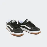 Championes Vans Hylane negros con detalles en blanco y suela marrón. Inspirados en el skate Y2K, reinterpretan la silueta Upland de 1999. Cuentan con Sidestripe brillante en 3D, logotipos bordados, lengüeta de skate abultada, construcción de suela de copa y textura única de V entrelazada.