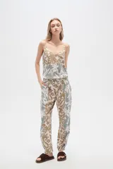 Pantalón de viscosa estampado, anudado, holgado y de calce medio.
