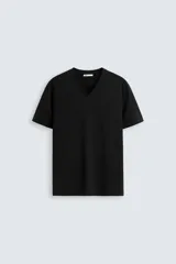 Camiseta negra de algodón con cuello en V y manga corta.