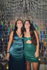 Vestido corto con corte en la cintura y pieza en el busto que se cruza en el delantero. Tiene bretel opcional para atar al cuello y espalda reversible con bretel finito enhebrado en el escote, que se cruza en el delantero y se ata en el cuello.