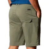 Short de hombre color verde oliva, con bolsillos laterales y traseros con cierre. Protección solar UPF 50 y repelencia al agua.