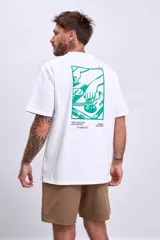 Remera marrón de manga corta y cuello redondo, con un pequeño estampado blanco de una cafetera moka en el pecho.