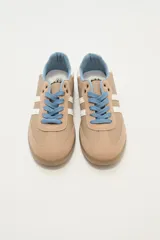 Zapatillas deportivas color rosa con detalles en marrón, cordones marrones y suela color caramelo.