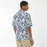 Camisa de manga corta con cuello clásico y estampado floral en blanco y azul.