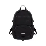 Mochila Supreme negra de denim con dos compartimentos frontales, correas ajustables y logo bordado en blanco.
