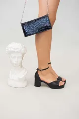 Sandalias rojas de cuero con plataforma y taco cuadrado.