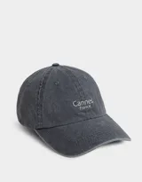 Gorra de denim color gris con bordado frontal de la palabra "Cannes" y "France" en blanco.