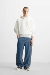 Pantalón de jean negro, corte relaxed fit, con bolsillos frontales y traseros tipo parche, tira multifunción y bolsillo tipo parche en las piernas. Tiene efecto lavado y cierre frontal con cremallera y botón.