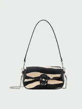 Cartera bandolera Marc Jacobs modelo The Clover Bag, con estampado animal print de cebra en blanco y negro, detalles en cuero negro y correa de cadena plateada.