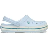 Zuecos Crocs Crocband™ color celeste con banda blanca y detalles de motas de colores.