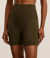 Conjunto deportivo color verde oliva, compuesto por un top deportivo con breteles anchos y calzas cortas tipo biker.
