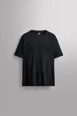 Camiseta deportiva negra de tejido técnico ligero con perforaciones, cuello redondo y manga corta.