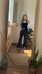 Pantalón negro de broderie con pretina elastizada y forro de lino.