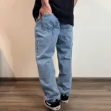 Pantalón de jean celeste con corte holgado.